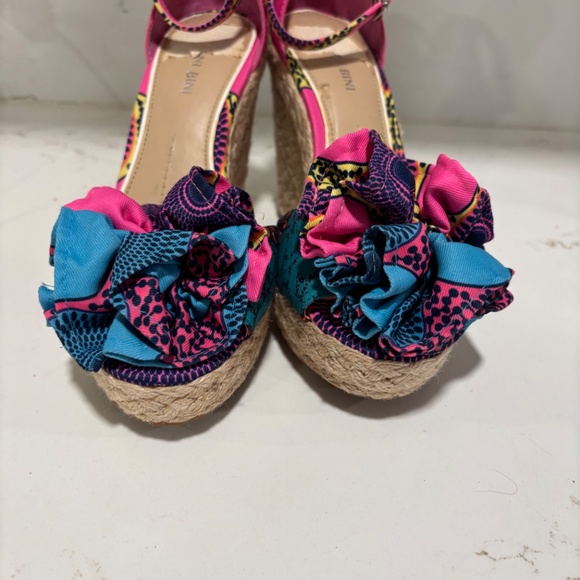 Gianni Bini Bold Color Pink and Blue Heels with Floral Accents 6.5 - Picture 3 of 11